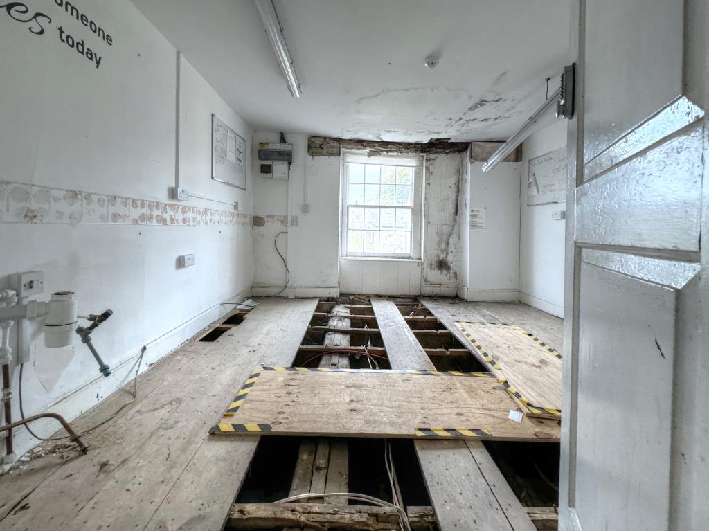 Lot: 50 - SPACIOUS THREE STOREY FORMER DENTIST SURGERY - Room 3, second floor